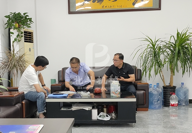 熱烈歡迎客戶(hù)來(lái)實(shí)地參觀(guān)環(huán)保型垃圾炭化爐