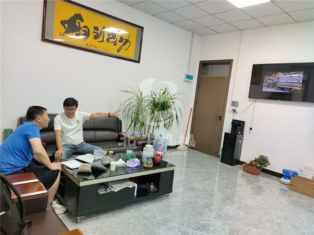 客戶(hù)來(lái)北斗機(jī)械實(shí)地考察垃圾炭化爐