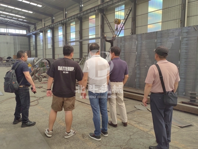 張經(jīng)理帶領(lǐng)韓國(guó)客戶(hù)參觀炭化爐制造并探討合作機(jī)會(huì)